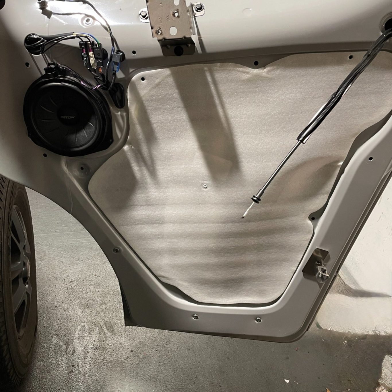 Lautsprecher-Einbau in der Tür eines Fiat Ducato Wohnmobils, Wohnmobil-Technik Freren